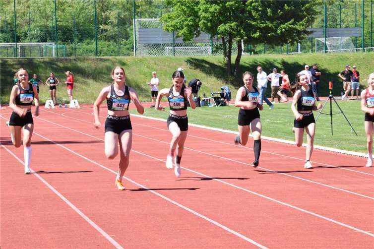 Beim 100m-Sprint vorne: Lina Näkel (Startnummer 443) und Magdalena Schuh (Startnummer 446). Foto: Jens Fahrenbruch