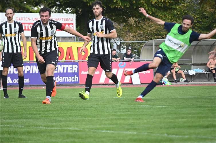 Beim 2:2 durch Leon Runkel (rechts) blieb den Mayener Abwehrspielern (von links Tim Schneider, Marcel Löhr und Tim Oliver Gilles) nur die Zuschauerrolle.  Foto: SK