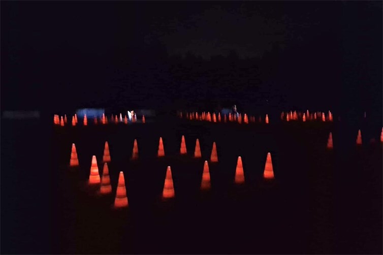 Beim 5. ADAC/HAC Schinderhannes-Nachtkartslalom sorgten ausschließlich beleuchtete Pylonen für Orientierung auf der Strecke.