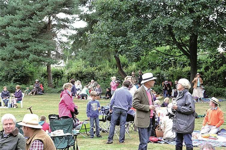 Beim 5. musikalischen Picknick bleibt auch wieder genügend Zeit für Gespräche oder ein Schwätzchen.STEIN