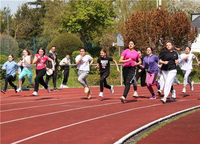 Beim 800m- Lauf zeigten die jungen Sportlerinnen hochmotiviert vollen Einsatz.