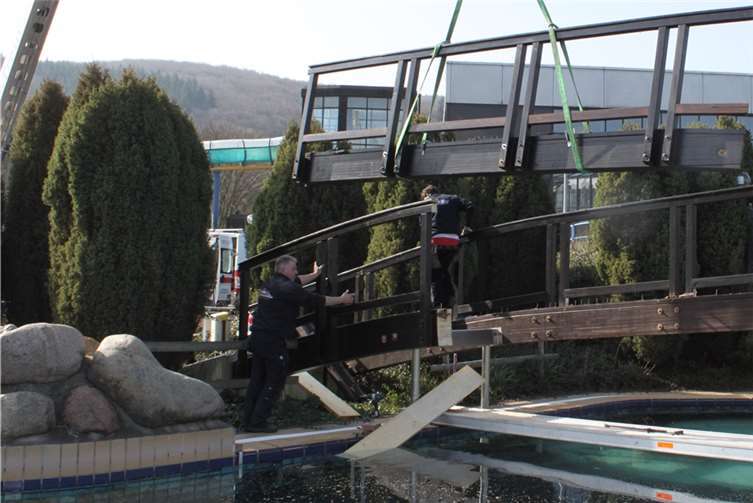 Beim Abbau musste die alte Holzbrücke fachgerecht in Einzelteile zerlegt werden. Privat