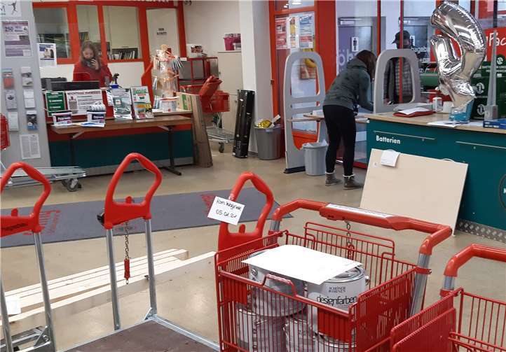 Beim Abhol-Service vom röhrig-hagebaumarkt und zoo- + garten-center können die Kunden vorbestellte Waren kontaktfrei abholen, wobei ihnen dann am Eingang die vorgepackten Einkaufswagen übergeben werden.