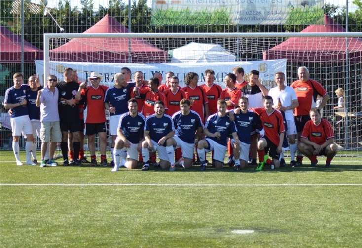 Beim Abschiedsspiel von Mike Langer spielten seine Legenden gegen die Derwalls Erben. privat