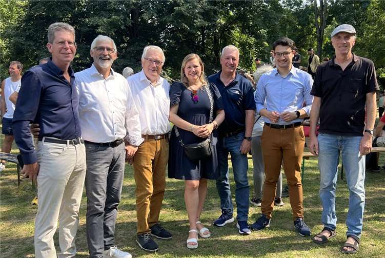 Beim Abschlussfest des Bauspielplatzes 2025 (v.li.): Rudolf Kalenberg, OB-Kandidat Ernst Knopp, Peter Balmes, Daniela Nowak, Fraktionschef Stephan Otto und Landtagskandidat Philip Rünz gemeinsam mit Christoph Nießen von der Jugendkunstwerkstatt. Foto: Mira Nießen
