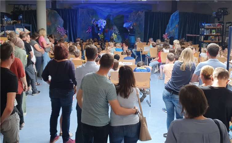 Beim Abschlussfest des diesjährigen Lesesommers begeisterten Boris Weber und Tammy Sperlich von der Freien Bühne Neuwied mit ihrer Aufführung des „Regenbogenfischs“ Groß und Klein.  Foto: Volker Trümper
