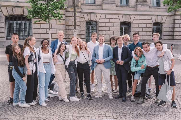 Beim Abschlussfoto der 10. Klasse des Werner-Heisenberg-Gymnasiums Neuwied liefen zufällig Diedenhofens Kollege Esra Limbacher (SPD) und der ehemalige Umweltminister Jürgen Trittin (Bündnis 90/Die Grünen) vorbei - und kamen prompt mit aufs Foto.  Foto: Fionn Große
