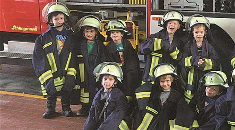 Beim Abschlussfoto freuten sich die Kinder die Feuerwehrjacke und den Helm tragen zu dürfen. privat