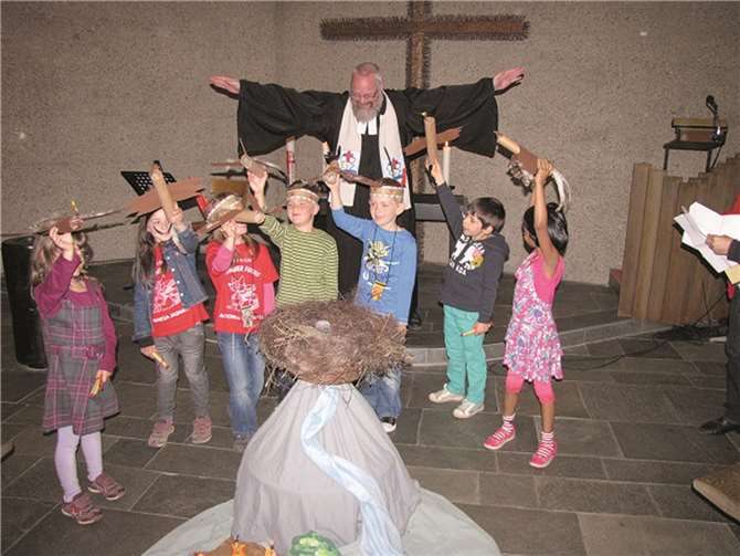 Beim Abschlussgottesdienst für die zukünftigen Schulkinder der Kita Schillering führten die Kinder ein Spiel mit selbstgebastelten Adlern auf. privat