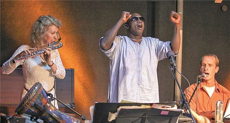 Beim Abschlusskonzert der Wachtberger Kulturwochen geleiteten (v.li.): Flötistin Cordelia Loosen-Sarr, Sänger Issa Saw und Michael Duske die Zuhörer in einen „Klanggarten“. JOST