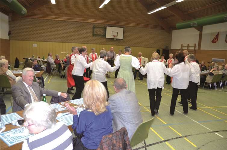 Beim Abschlusstanz der „Morenhovener Senioren 60plus“ konnte jeder mitmachen. WEIGERT