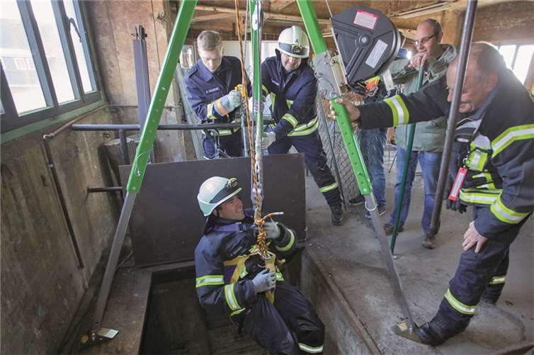 Beim Abseilen in einen Schacht sind vielseitige Sicherungsmaßnahmen zu beachten.