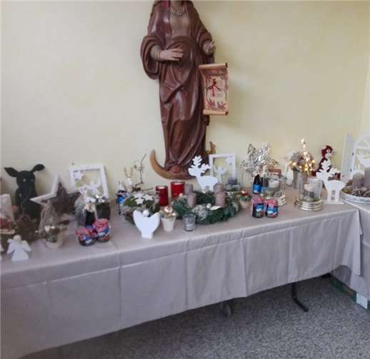 Beim Adventbasar wurde eine Vielzahl liebevoll gefertigter weihnachtlicher Dekoartikel angeboten. Fotos: privat