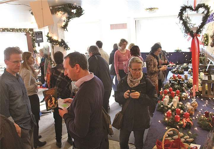 Beim Adventsbasar gab es von Dekoartikeln bis zu selbst gebackenen Plätzchen eine Menge zu sehen und zu probieren. privat