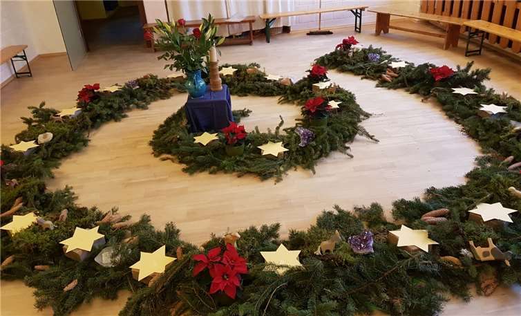 Beim Adventsgärtlein wird aus Fichtenzweigen eine begehbare Spirale auf den Boden gelegt.Foto: F. Aslangir