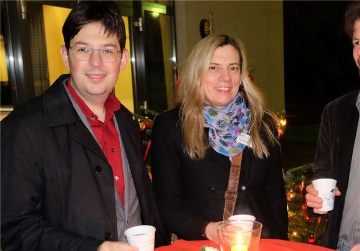 Beim Adventspunsch trafen sich die VHS-Dozenten; im Bild (von rechts) VHS-Verwaltungsleiterin Jutta Günther, Martin Geiger, Leiter der städtischen Musikschule, Caroline Albert-Woll, die pädagogische Leiterin der VHS, und Beigeordneter Michael Mang. Privat