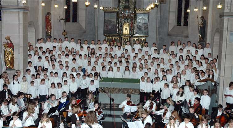 Beim Adventssingen begeisterten die Kids mit vielen eingeübten Stücken.