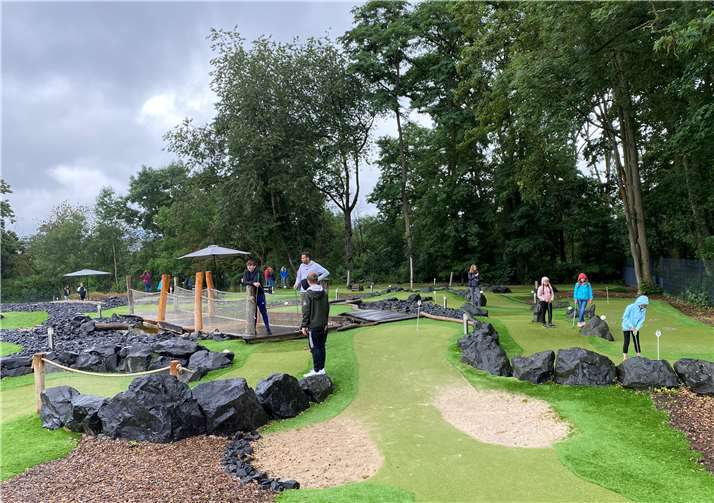 Beim Adventure-Golf hatte die Gruppe Glück und der Regen ließ etwas nach.