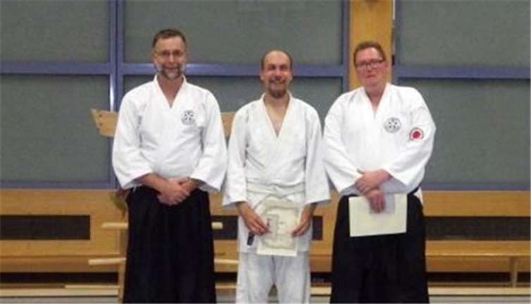 Beim AiKiDo wird wird auch der Umgang mit Samurai, Stab und Schwert geübt. Privat