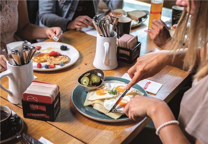 Beim Anblick des deftigen Mendiger Frühstücks „Strammer Brauer“ läuft einem das Wasser im Munde zusammen. Es könnte übrigens auch die ideale Grundlage für ein frisch gezapftes Bier sein. Fotos: Vulkan Brauhaus