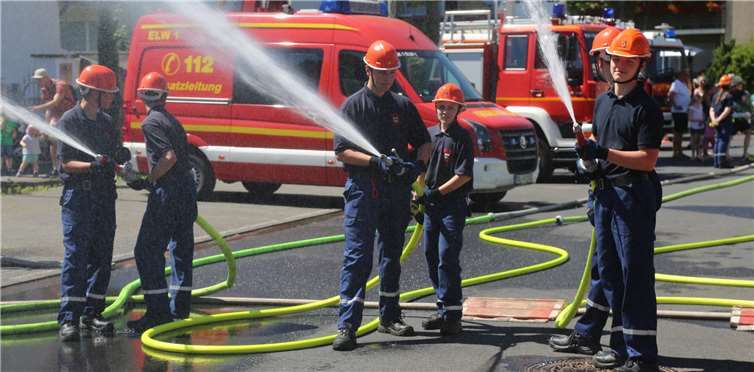 Beim Angriff mit drei C-Rohren geht jedes Feuer in die Knie. Fotos: StF