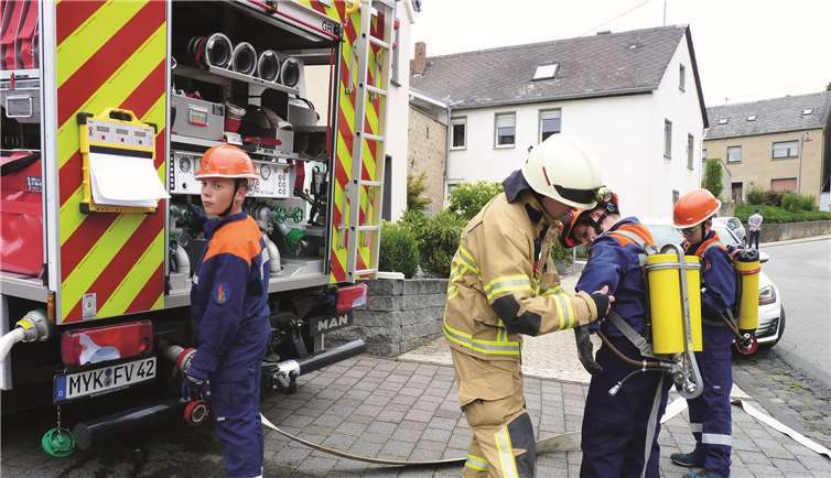 Beim Anlegen der Ausrüstung wurden die jungen Kameraden von Wehrleuten aus Rieden unterstützt.