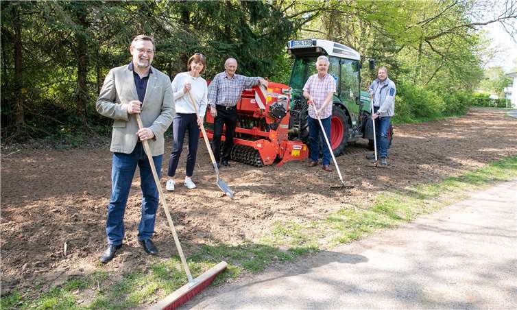 Beim Anlegen der Blühwiese am Stifterweg im Stadtpark betätigten sich (von links) Markus Pütz, Karin Schulze, Bernd Beißel, Bürgermeister Stefan Raetz und Christoph Dierksen. Foto: JOST