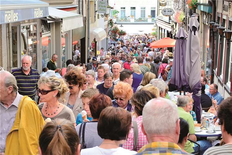 Beim Antik und Trödelmarkt drängten sich in der Rheinstraße die Besucher