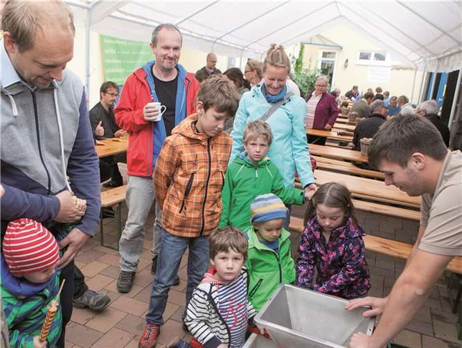 Beim Apfeltag auf dem Bio Hof Bölingen hatten Kinder und Erwachsene ihren Spaß, unter anderem beim Herstellen von selbstgemachtem Apfelsaft.