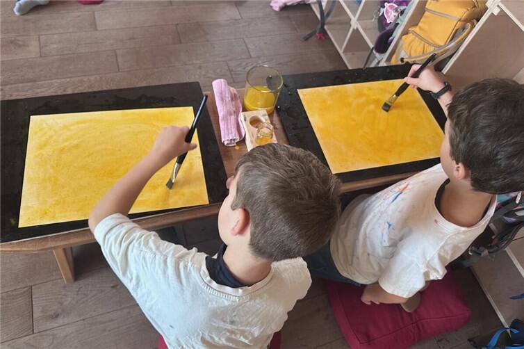 Beim Aquarellieren lernen die Kinder der ersten Klasse die Grundfarben und ihren jeweiligen Charakter kennen.