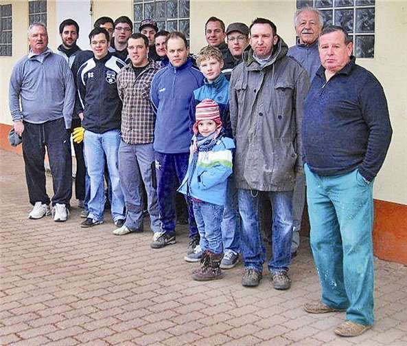 Beim Arbeitstag waren viele fleißige Helfer des FSV zur Stelle.privat