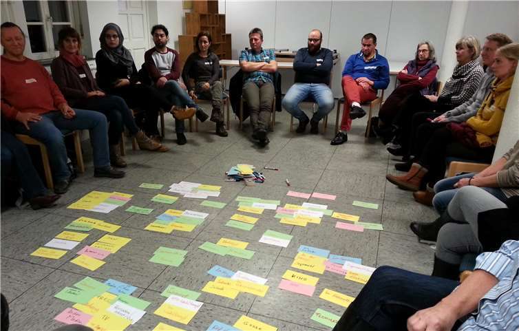 Beim Argumentationstraining in Diez erarbeiteten die Teilnehmer Strategien im Umgang mit Stammtischparolen. Dabei standen unter anderem Gruppenarbeiten, Rollenspiele sowie der Einsatz verschiedener Medien und Unterrichtsmaterialen auf dem Programm. Caritasverband Westerwald-Rhein-Lahn e. V.