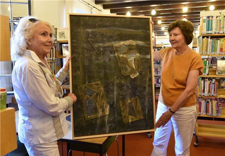 Beim Aufbau: Eva-Maria Kreuter, Präsidentin der Are-Gilde (l.) und Eldo von Wittgenstein.