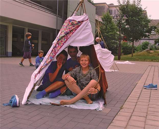 Beim Aufbau der Tipis rauchten die Köpfe gewaltig.
