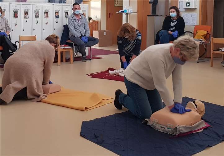 Beim Auffrischungskurs wurden die lebensrettenden Handgriffe geübt. Foto: privat