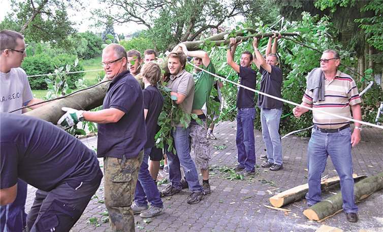 Beim Aufstellen des Kirmesbaumes waren von den Burschen Handarbeit und Kraft gefordert.