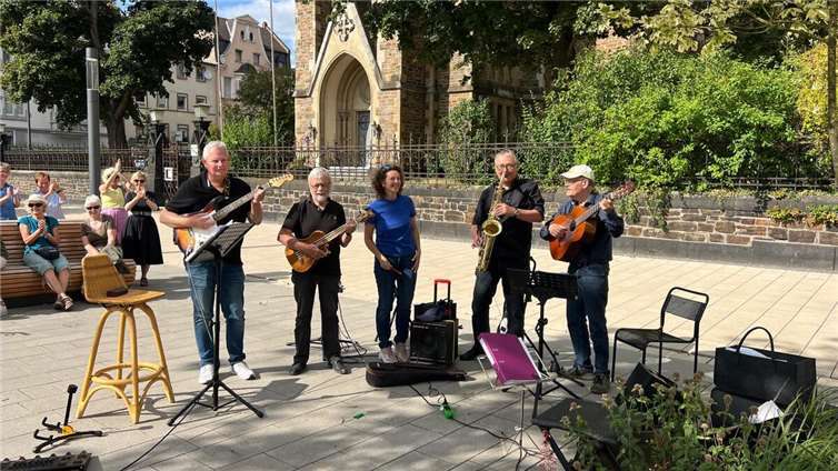 Beim Auftakt zu „Neuwied macht mit“ ging es musikalisch und künstlerisch zu. Foto: Stadt Neuwied/Kira Röder