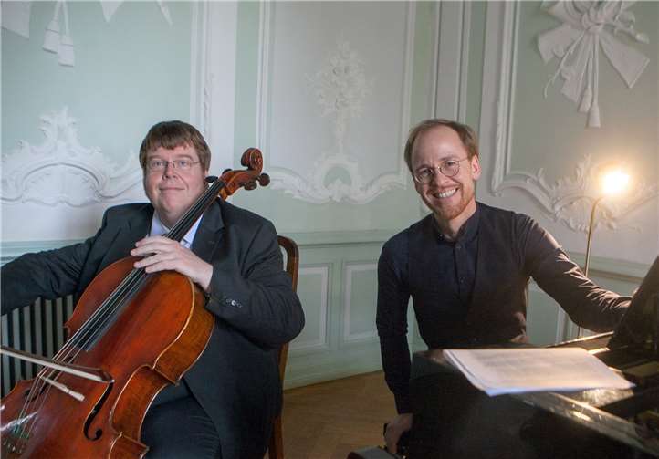 Beim Auftaktkonzert für die sechsten Buschhovener Musiktage zeigten Guido Schiefen am Violoncello und Markus Kreul am Flügel auf der Burg Morenhoven ihre internationale Klasse.