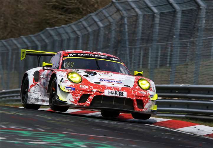 Beim Auftaktrennen der Nürburgring Langstrecken-Serie fuhr das Team von Frikadelli Racing mit dem Porsche 911 auf den zweiten Gesamtrang.Foto: Frikadelli / BRfoto