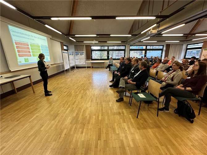Beim Auftaktworkshop präsentierten Klimawandelanpassungsmanagerin Angelina Zahn und das Planungsbüro SWECO umfangreiche Analysen als Grundlage der künftigen gemeinsamen Arbeit.  Foto: Thomas Herschbach