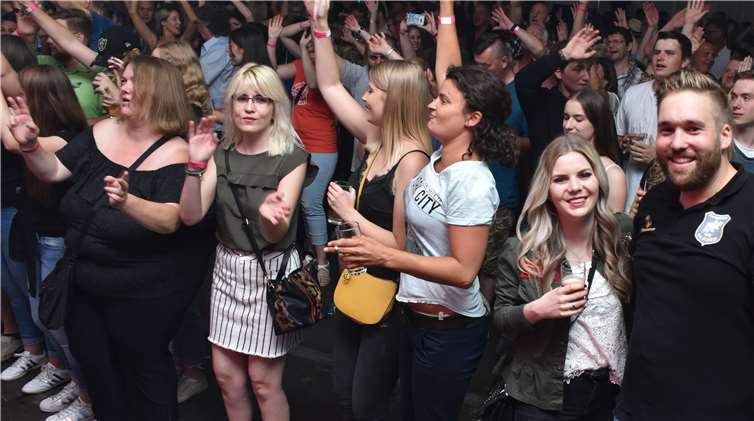 Beim Auftritt der Dorfrocker im hatte auch Burschenvereinsvorsitzender Denis Attelmann (rechts) Spaß.