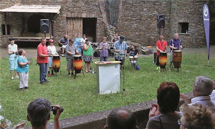 Beim Auftritt der integrativen Band „Klangkreis“ sprang der Funke direkt auf das Publikum über. SES