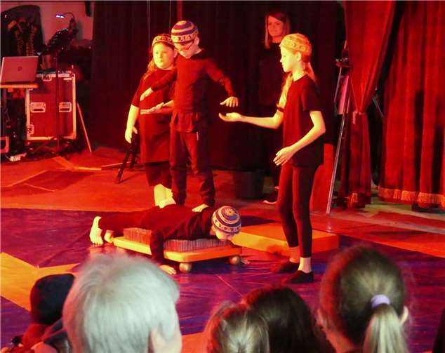 Beim Auftritt der jungen Fakire kam das berühmt-berüchtigte Nagelbrett zum Einsatz. Fotos: TE