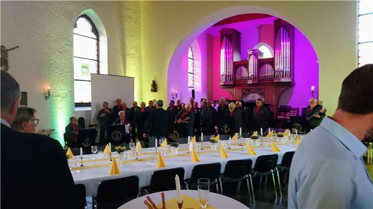 Beim Auftritt des Shanty-Chors in Spay. Quelle: Shanty-Chor Lahnstein