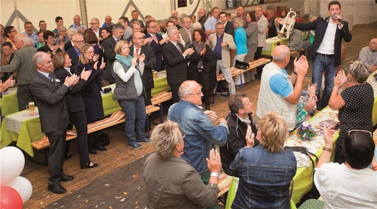 Beim Auftritt des Stargastes Bruce Kapusta hielt es die Besucher bei der Markteröffnung nicht mehr auf den Bänken. -WT-