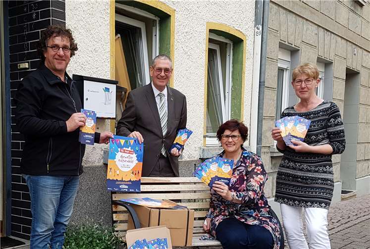 Beim Auspacken: (v.l.n.r.) Jörg Thies, Peter Diewald, Ingrid Derra und Heike Wernz-Kaiser freuen sich über die neuen Broschüren. Hannah Thies