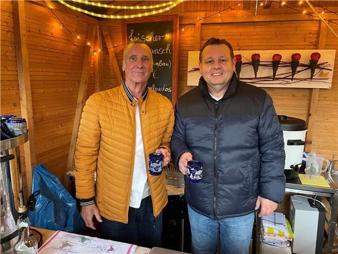 Beim Ausschank des leckeren Apfelpunsches half auch Ortsvorsteher Alex Albrecht mit. Foto: ROB