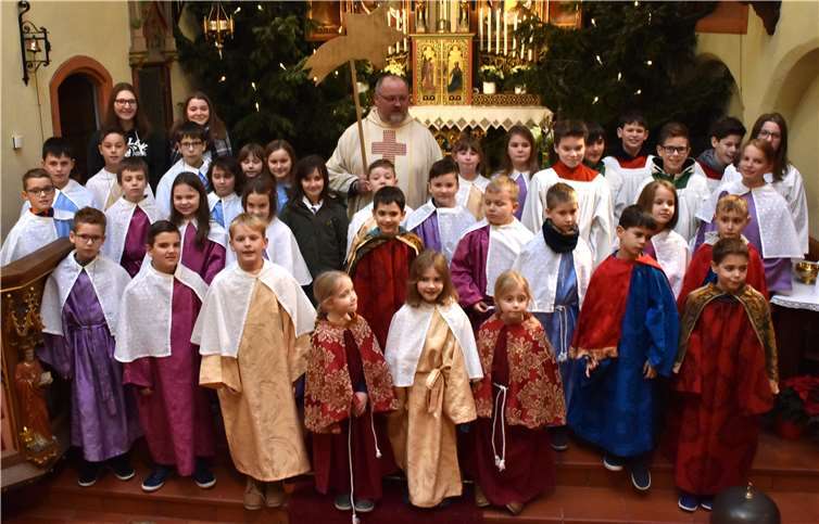 Beim Aussendungsgottesdienst mit Pastor Günter Vogel versammelten die Sternsinger sich am Altar. Fotos: HEP