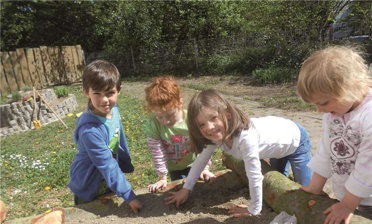 Beim „Außengeländetag“ wurde vor allem auch der Sand im Sandkasten gereinigt.PS