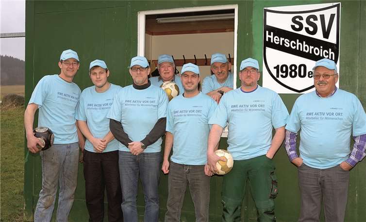 Beim Austausch der Fenster im Sportlerheim des SSV Herschbroich packten RWE-Mitarbeiter Jürgen Thelen und Mitglieder des Sportvereines kräftig mit an. privat